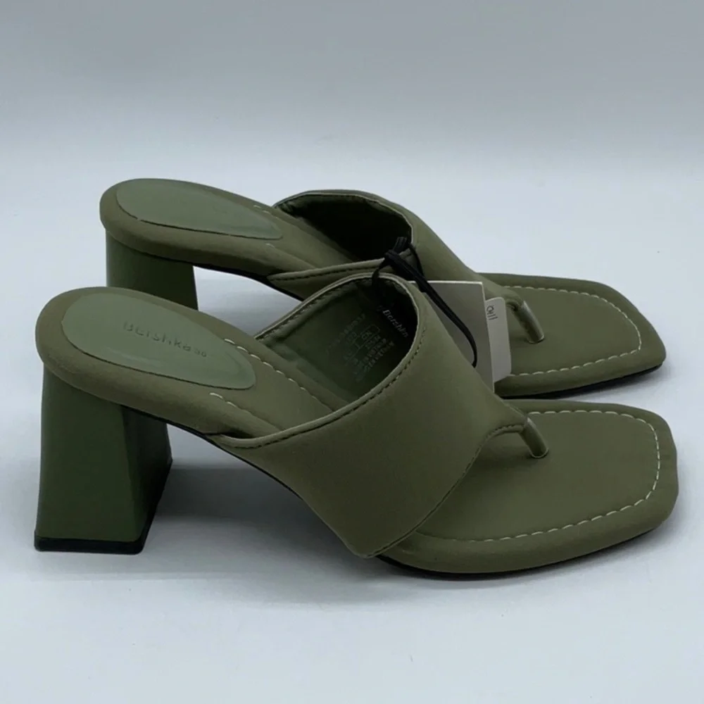 Bershka heeled toe post sandal in khaki - Picture 6 of 9